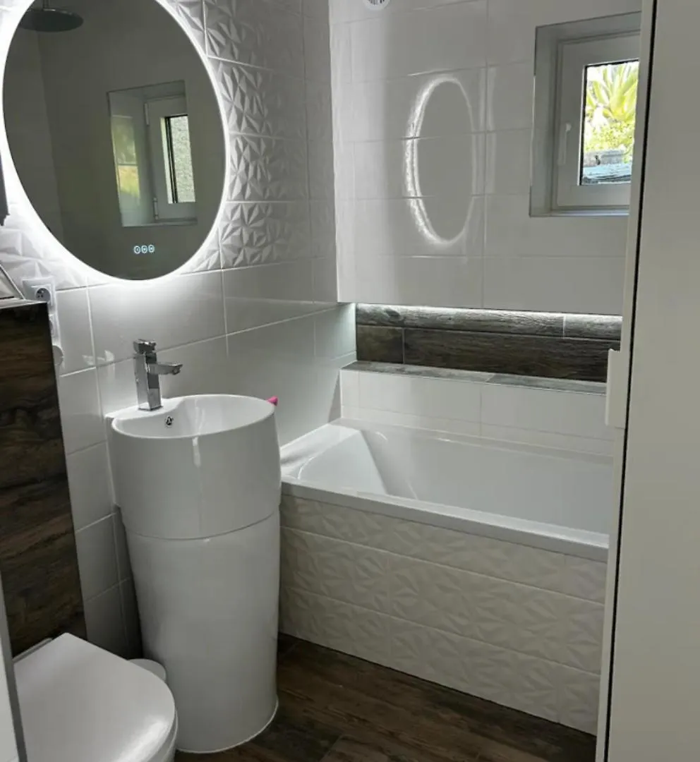 Belle Chambre Privee Avec Le Jardin Privatif Et Le Jacuzzi Кавалер-сюр-Мер Проживание в семье