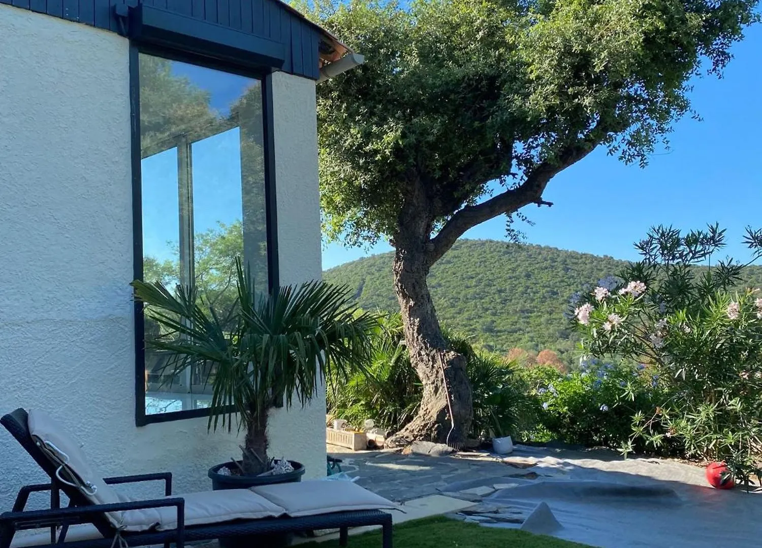 Проживание в семье Belle Chambre Privee Avec Le Jardin Privatif Et Le Jacuzzi Кавалер-сюр-Мер