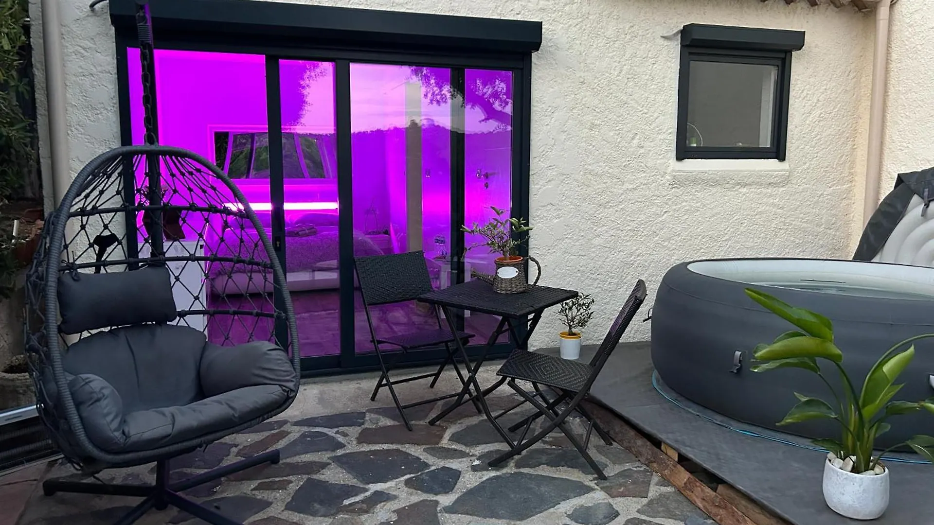 Belle Chambre Privee Avec Le Jardin Privatif Et Le Jacuzzi Кавалер-сюр-Мер Проживание в семье