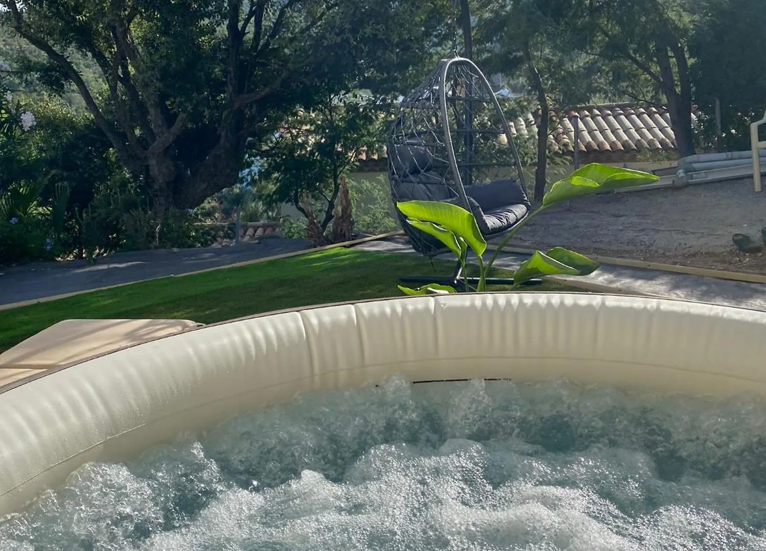 Belle Chambre Privee Avec Le Jardin Privatif Et Le Jacuzzi Кавалер-сюр-Мер Проживание в семье
