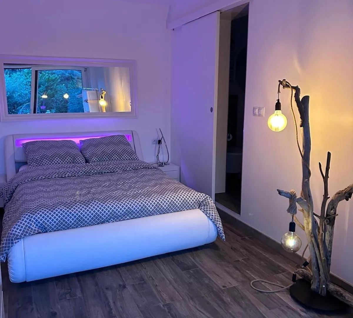 Проживание в семье Belle Chambre Privee Avec Le Jardin Privatif Et Le Jacuzzi Кавалер-сюр-Мер Франция